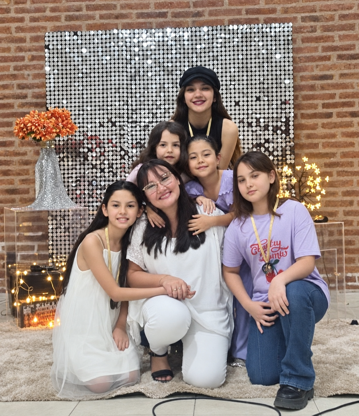 Seño Nory junto a sus alumnas de canto